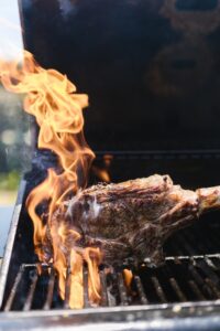Read more about the article HOW TO CONTROL BBQ FLARE-UPS
